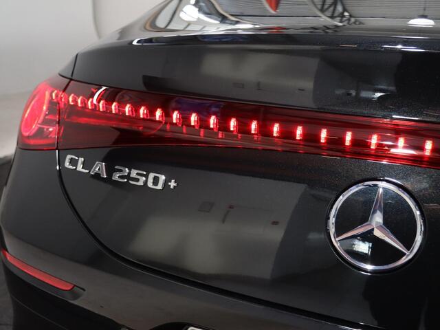 Mercedes-Benz CLA-KLASSE 250+ Launch Edition 85.5 kWh | Night | Panoramadak | Stoelverwarming | DISTRONIC | Achteruitrijcamera | Dodehoekassistent | Trekhaak |