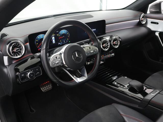 Mercedes-Benz CLA-KLASSE 250 Premium | AMG | Panoramadak | Sfeerverlichting | Stoelverwarming | Widescreen |