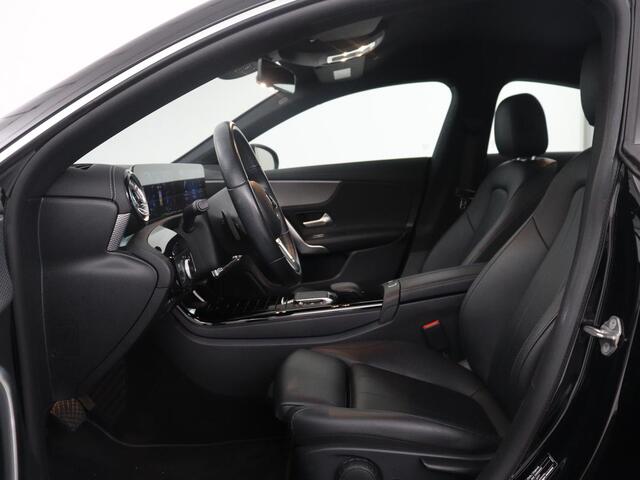Mercedes-Benz CLA-KLASSE 180 Business Solution Luxury | Leder | Stoelverwarming | Cruise control | Sfeerverlichting | Navigatie | Bluetooth | Camera | Park assist | Climate control
