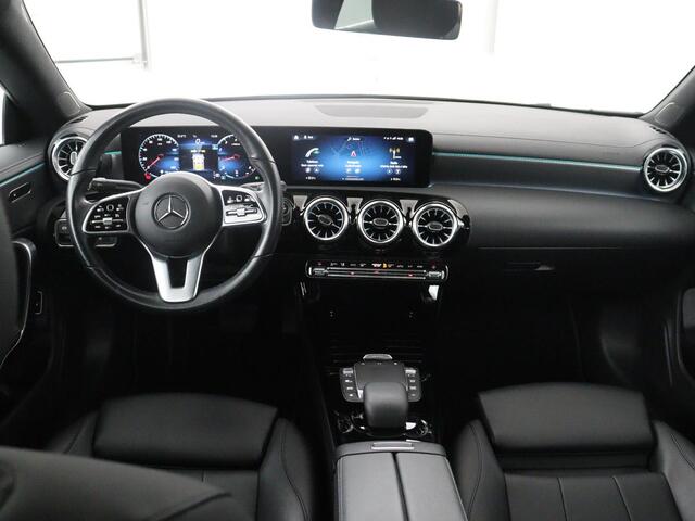 Mercedes-Benz CLA-KLASSE 180 Business Solution Luxury | Leder | Stoelverwarming | Cruise control | Sfeerverlichting | Navigatie | Bluetooth | Camera | Park assist | Climate control