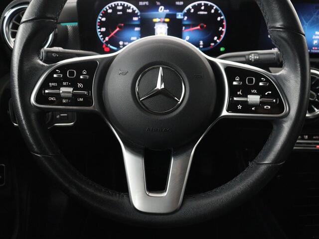 Mercedes-Benz CLA-KLASSE 180 Business Solution Luxury | Leder | Stoelverwarming | Cruise control | Sfeerverlichting | Navigatie | Bluetooth | Camera | Park assist | Climate control
