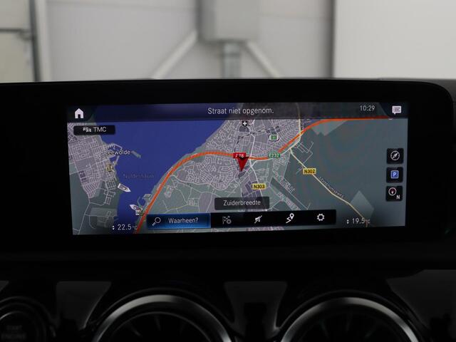 Mercedes-Benz CLA-KLASSE 180 Business Solution Luxury | Leder | Stoelverwarming | Cruise control | Sfeerverlichting | Navigatie | Bluetooth | Camera | Park assist | Climate control
