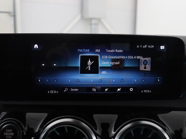 Mercedes-Benz CLA-KLASSE 180 Business Solution Luxury | Leder | Stoelverwarming | Cruise control | Sfeerverlichting | Navigatie | Bluetooth | Camera | Park assist | Climate control
