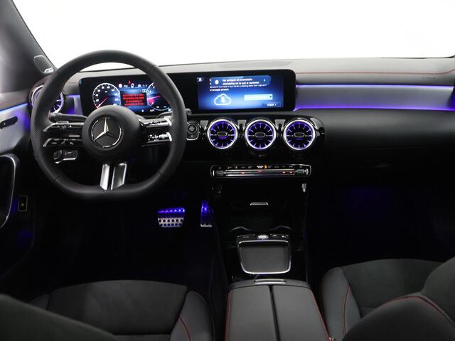 Mercedes-Benz CLA-KLASSE 180 Business Solution AMG | Panoramadak | Burmester | Rijassistentiepakket | Trekhaak | 360 camera | Sfeerverlichting | Stoel/stuurverwarming |