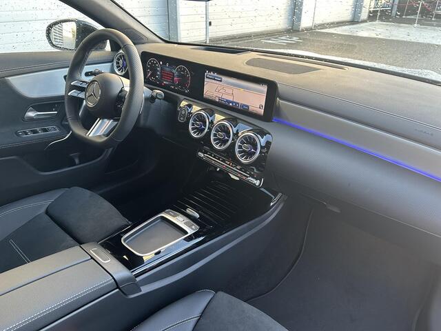 Mercedes-Benz CLA-KLASSE 180 Business Solution AMG | AMG Plus Pakket | Night Pakket | Panoramadak | 360° Camera | Dodehoekassistent | Head-up Display | MULTIBEAM LED Koplampen | Advanced Sound System | Elektrisch Verstelbare Stoelen + Memory | Stoelverwarming | Sfeerverlichting | Apple CarPlay | Android Auto