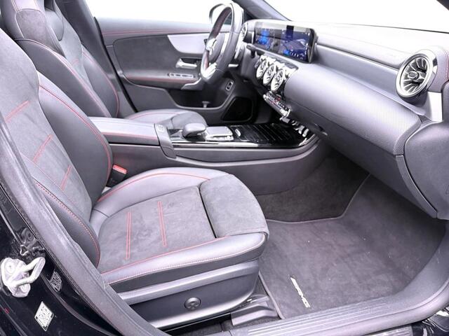 Mercedes-Benz CLA-KLASSE 180 Business Solution AMG AMG Line | Night Pakket | Panorama Schuif-Kanteldak | Memory Voorstoelen. Inclusief 24 maanden MB Certified garantie voor Europa.