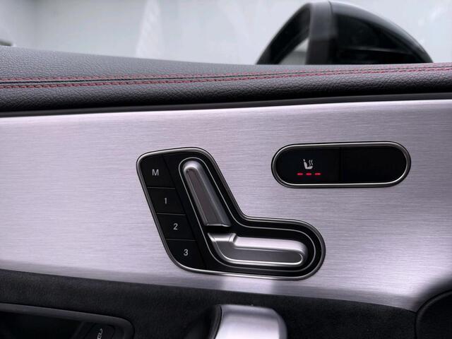 Mercedes-Benz CLA-KLASSE 180 Business Solution AMG AMG Line | Night Pakket | Panorama Schuif-Kanteldak | Memory Voorstoelen. Inclusief 24 maanden MB Certified garantie voor Europa.