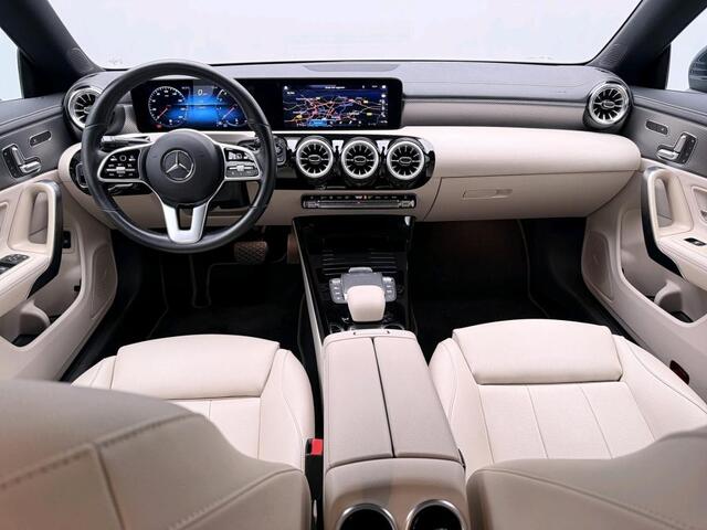 Mercedes-Benz CLA-KLASSE 200 Business Solution Luxury Premium Plus pakket | Panorama Schuif-Kanteldak | Sfeerverlichting | Memory stoelen | Ledkoplampen. Inclusief 24 maanden MB Certified garantie voor Europa.