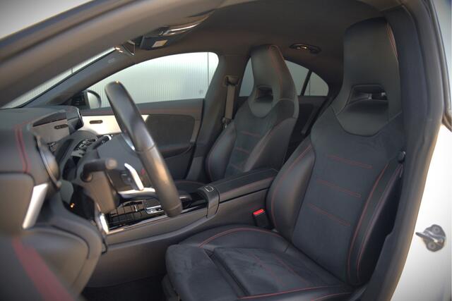 Mercedes-Benz CLA-KLASSE 180 Business Solution AMG | Stoelverwarming | Apple Carplay | Keyless | Camera | Cruise Control | LED High Performance | Ambiance Verlichting | Midline Sound System | Navigatie |