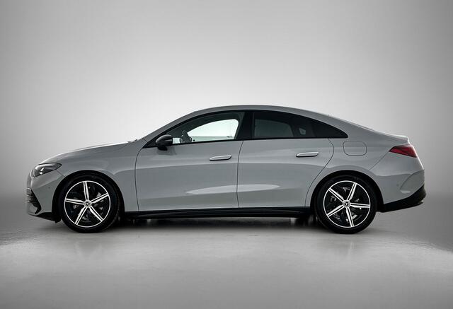 Mercedes-Benz CLA-KLASSE 180 Business Solution AMG | Premium pakket | Nightpakket | Trekhaak | Vast panoramadak | Warmtewerend, donkergetint glas | URBAN GUARD | 18" vijfspaaks lichtmetalen AMG-velgen |