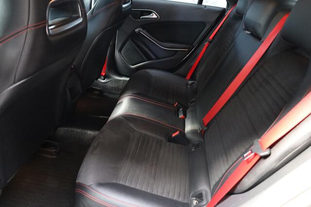 Mercedes-Benz CLA-KLASSE 200 ZWARTE-STERRENHEMEL STOELVERW. STUURFLIPPERS SFEERVERL. LEER/ALCANTARA CRUISE NAVI 2XPDC 18''AMG-VELGEN