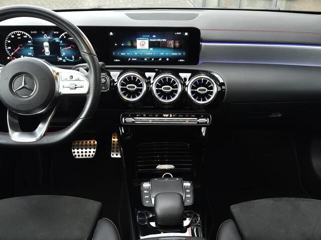 Mercedes-Benz CLA-KLASSE 180 Business Solution AMG | Panoramadak | Navigatie | AMG Pakket |