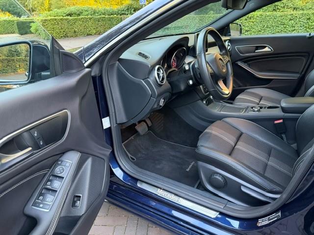 Mercedes-Benz CLA-KLASSE 180 Ambition Automaat/Navigatie/Xenon/Led/Halfleer