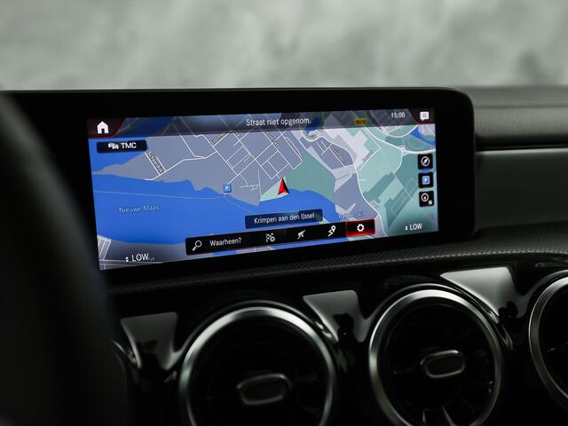 Mercedes-Benz CLA-KLASSE 200 AMG Sport 163Pk Automaat (PANORAMADAK, GROOT NAVI, LEDER, CAMERA, SPORTSTOELEN, GETINT GLAS, STOELVERWARMING, NIEUWSTAAT)