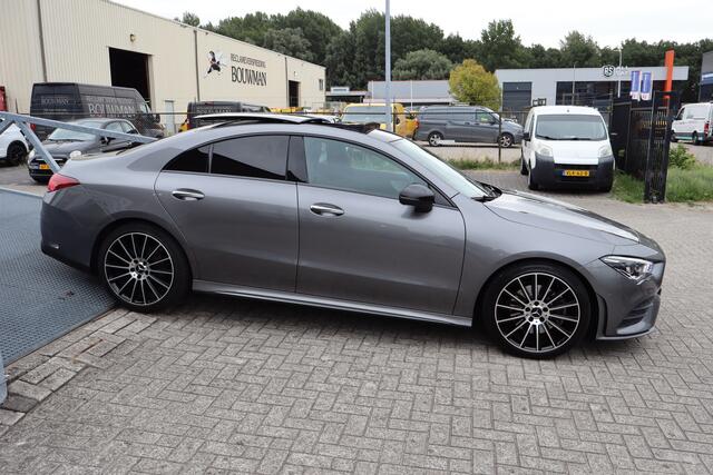 Mercedes-Benz CLA-KLASSE 200 Premium Plus Panoramadak/Night paket//AMG Pakket/Stoelverwarming/Memory seats/Sfeerverlichting/Apple carplay/Achteruitrijcamera/Cruise control/DAB/Navigatie/19 inch LM
