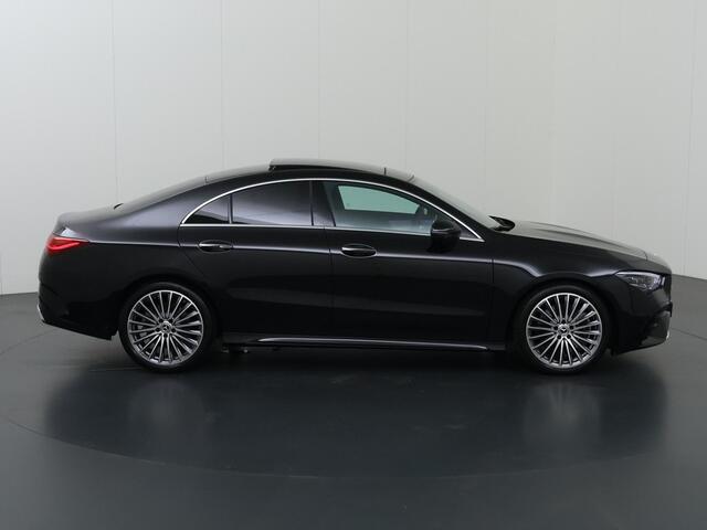 Mercedes-Benz CLA-KLASSE 180 Business Solution AMG | Panoramadak | Burmester | Rijassistentiepakket | Trekhaak | 360 camera | Sfeerverlichting | Stoel/stuurverwarming |