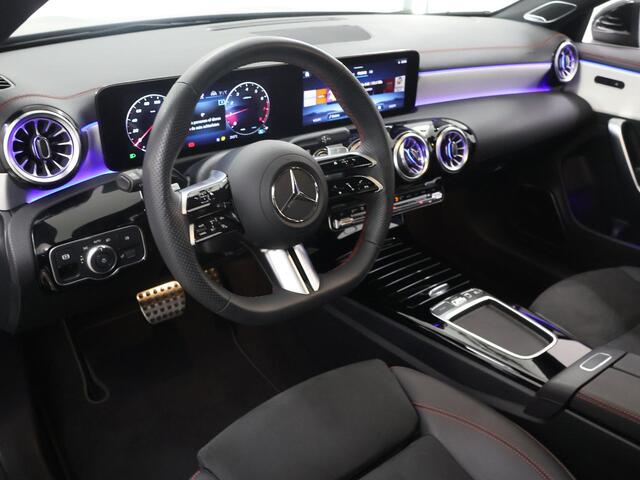 Mercedes-Benz CLA-KLASSE 180 Business Solution AMG | Panoramadak | Burmester | Rijassistentiepakket | Trekhaak | 360 camera | Sfeerverlichting | Stoel/stuurverwarming |