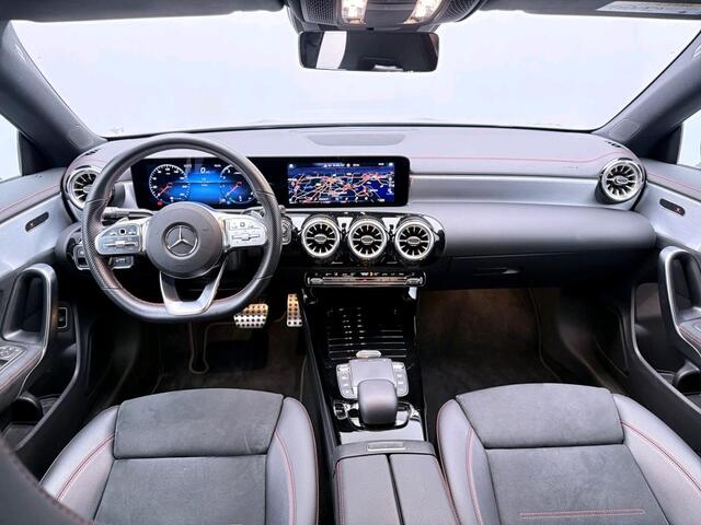Mercedes-Benz CLA-KLASSE 200 Business Solution AMG AMG Line | Ledkoplampen | Parkeerpakket met achteruitrijcamera | Sfeerverlichting. Inclusief 24 maanden Mercedes-Benz Certified garantie voor Europa.