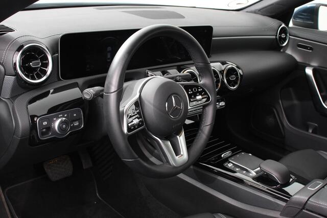Mercedes-Benz CLA-KLASSE 200 Automaat Progressive Navigatie Climate Control Led Trekhaak Stoelverwarming Half Leder Camera