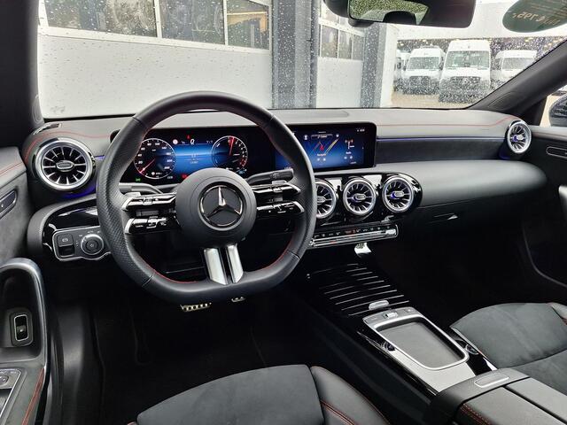 Mercedes-Benz CLA-KLASSE 250 e Star Edition AMG | Night Pakket | Dodehoekassistent | Apple CarPlay | Android Auto | Sfeerverlichting | Stoelverwarming | Parkeersensoren | Achteruitrijcamera | Elektrisch Inklapbare Buitenspiegels