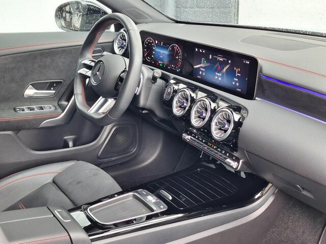Mercedes-Benz CLA-KLASSE 250 e Star Edition AMG | Night Pakket | Dodehoekassistent | Apple CarPlay | Android Auto | Sfeerverlichting | Stoelverwarming | Parkeersensoren | Achteruitrijcamera | Elektrisch Inklapbare Buitenspiegels