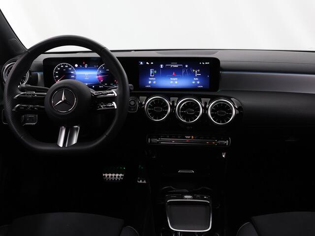 Mercedes-Benz CLA-KLASSE Coupé 180 Business Solution AMG | Panoramaschuifdak | AMG Line Plus | Night pakket | Head-up display | 360° camera | 19"AMG velgen Multispaaks
