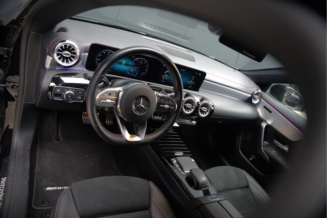 Mercedes-Benz CLA-KLASSE 180 Business Solution AMG | Panoramadak | Camera | Dodehoekdetectie | Keyless | Midline Sound | Stoelverwarming | Ambiance Verlichting | Navigatie | LED | Cruise Control |