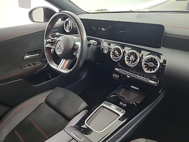Mercedes-Benz CLA-KLASSE 250 e Star Edition AMG | Panoramadak | Stoelverwarming | Camera | Cruise Control | Keyless | Ambiance Verlichting | Navigatie | Grootlichtassistent | LED |