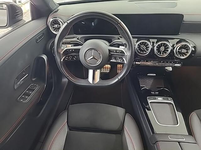 Mercedes-Benz CLA-KLASSE 250 e Star Edition AMG | Panoramadak | Stoelverwarming | Camera | Cruise Control | Keyless | Ambiance Verlichting | Navigatie | Grootlichtassistent | LED |