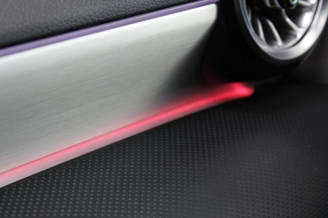 Mercedes-Benz CLA-KLASSE 180 d AMG | Panorama | LED | Stoelverwarming | DAB | Sfeerverlichting