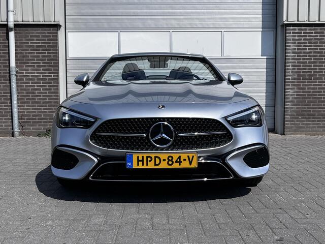 Mercedes-Benz CLE Cabriolet 180 Luxury Line | DISTRONIC Afstandsassistent | Dodehoekassistent | Windscherm | Elektrisch Verstelbare Stoelen + Memory | Stoelverwarming | Sfeerverlichting | Apple CarPlay | Android Auto | Achteruitrijcamera