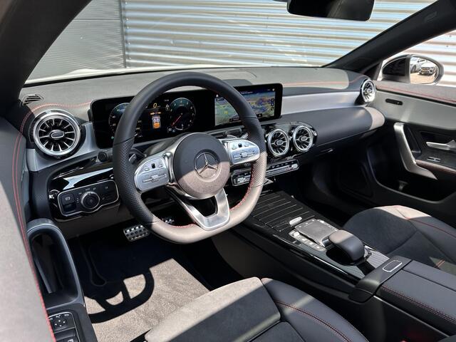 Mercedes-Benz Cla Shooting Brake 180 AMG Line | Nightpakket | Panoramadak | Achteruitrijcamera | Stoelverwarming | Dodehoekassistent | Sfeerverlichting