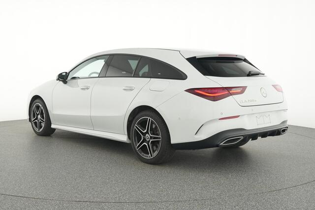 Mercedes-Benz Cla Shooting Brake 250 e AMG Plug-In Hybride Trekhaak | AMG Line | Panorama Schuif-Kanteldak | Distronic | Head-up display | Parkeerpakket met 360°-camera Inclusief 24 maanden MB Certified garantie voor Europa.