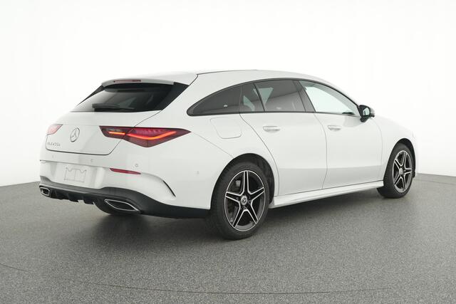 Mercedes-Benz Cla Shooting Brake 250 e AMG Plug-In Hybride Trekhaak | AMG Line | Panorama Schuif-Kanteldak | Distronic | Head-up display | Parkeerpakket met 360°-camera Inclusief 24 maanden MB Certified garantie voor Europa.