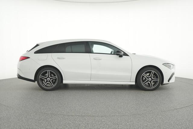 Mercedes-Benz Cla Shooting Brake 250 e AMG Plug-In Hybride Trekhaak | AMG Line | Panorama Schuif-Kanteldak | Distronic | Head-up display | Parkeerpakket met 360°-camera Inclusief 24 maanden MB Certified garantie voor Europa.