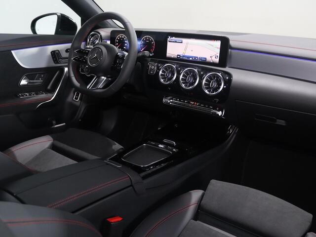 Mercedes-Benz Cla Shooting Brake 180 Business Solution AMG | Panoramaschuifdak | Head-up display | Trekhaak | 360° camera | Dodehoekassistent | MULTIBEAM LED koplampen |