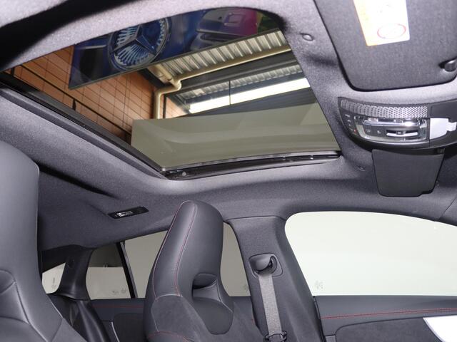 Mercedes-Benz Cla Shooting Brake 180 Business Solution AMG | Panoramaschuifdak | Head-up display | Trekhaak | 360° camera | Dodehoekassistent | MULTIBEAM LED koplampen |
