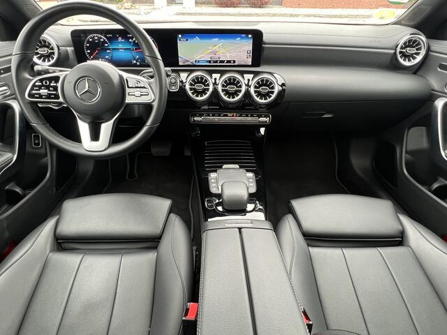Mercedes-Benz Cla Shooting Brake 180 D 2.0 Automaat Business Solution Luxury Navigatie Trekhaak Panoramadak Elek. Stoelen Leer Stoelverwarming DAB Keyless Getint Glas NL Auto BTW