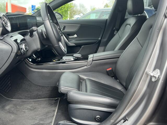 Mercedes-Benz Cla Shooting Brake 180 D 2.0 Automaat Business Solution Luxury Navigatie Trekhaak Panoramadak Elek. Stoelen Leer Stoelverwarming DAB Keyless Getint Glas NL Auto BTW