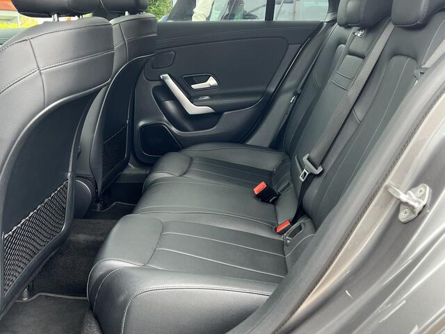 Mercedes-Benz Cla Shooting Brake 180 D 2.0 Automaat Business Solution Luxury Navigatie Trekhaak Panoramadak Elek. Stoelen Leer Stoelverwarming DAB Keyless Getint Glas NL Auto BTW