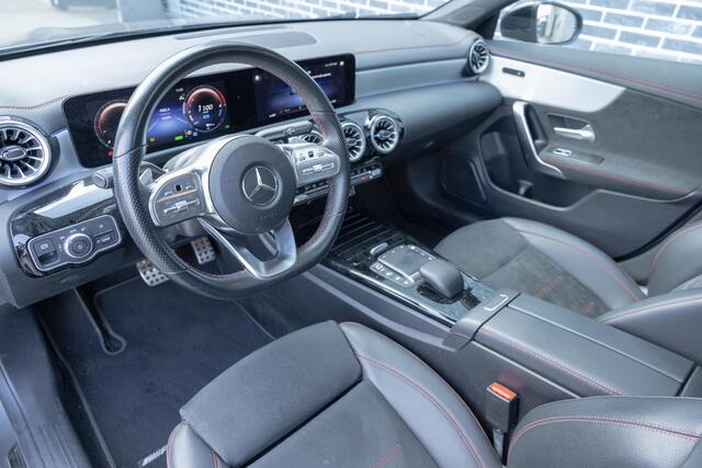Mercedes-Benz Cla Shooting Brake 250 e Business Solution AMG Limited | Plug-in Hybrid (PHEV) | Panoramadak | Achteruitrijcamera | Parkeersensoren | Night-pakket | Lichtmetalen Velgen 18 inch | MBUX Widescreen | Stoelverwarming | Apple Carpaly | Android Auto