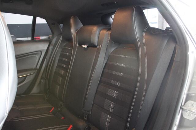 Mercedes-Benz Cla Shooting Brake Automaat 180 Business Solution Climate control, Cruisecontrol, Camera , Navigatie , Bluetooth