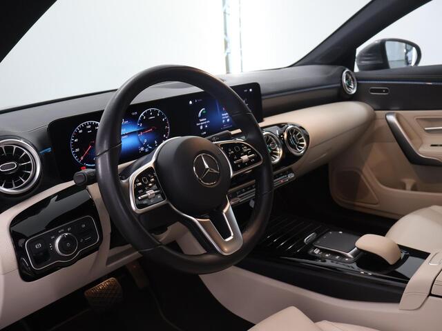 Mercedes-Benz Cla Shooting Brake 180 Luxury Line | Beige interieur | Distronic | Extra getint glas | Keyless | Stoelverwarming |