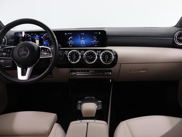 Mercedes-Benz Cla Shooting Brake 180 Luxury Line | Beige interieur | Distronic | Extra getint glas | Keyless | Stoelverwarming |