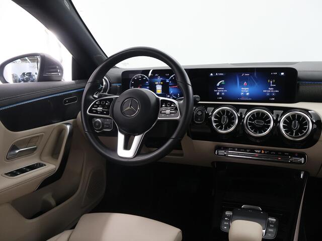Mercedes-Benz Cla Shooting Brake 180 Luxury Line | Beige interieur | Distronic | Extra getint glas | Keyless | Stoelverwarming |