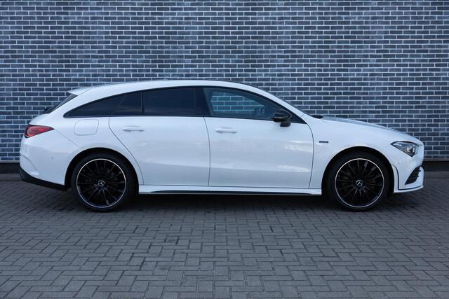 Mercedes-Benz Cla Shooting Brake 250 e AMG Line | Plug-in Hybrid (PHEV) | Panoramadak | Burmeister Audio | Elektrisch Verstelbare Voorstoelen | Elektrische Achterklep | LED Koplampen | Widescreen MBUX | Stoelverwarming | Apple Carplay | Android Auto