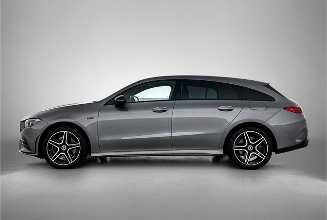 Mercedes-Benz Cla Shooting Brake 250 e AMG Plug-In Hybride AMG line | Night Pakket | Ledkoplampen | Parkeerpakket met achteruitrijcamera | Dodehoekassistent. Inclusief 24 maanden Mercedes-Benz Certified garantie voor Europa.