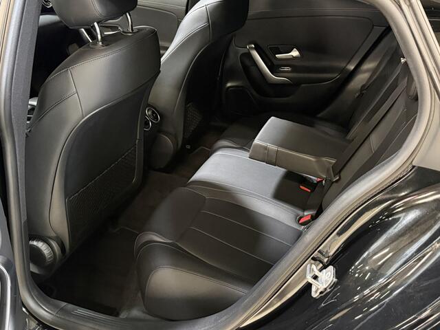Mercedes-Benz Cla Shooting Brake 180 Luxury Line | Panoramadak | Leder | Camera | Sfeerverlichting