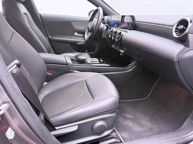 Mercedes-Benz Cla Shooting Brake 180 Business Solution Luxury Trekhaak | Parkeerpakket met achteruitrijcamera | Sfeerverlichting | Ledkoplampen | Stoelverwarming. Inclusief 24 maanden Mercedes-Benz Certified garantie voor Europa.