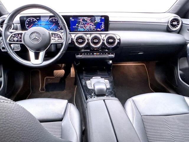 Mercedes-Benz Cla Shooting Brake 180 Business Solution Luxury Trekhaak | Parkeerpakket met achteruitrijcamera | Sfeerverlichting | Ledkoplampen | Stoelverwarming. Inclusief 24 maanden Mercedes-Benz Certified garantie voor Europa.